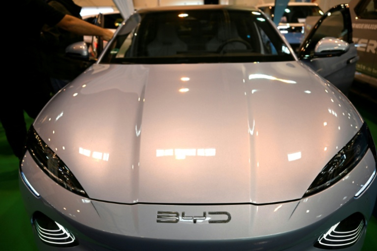 Des statistiques publiées en janvier ont montré que le chinois BYD a vendu en 2025, pour la première fois sur un an, davantage de véhicules électriques que son rival américain Tesla, devenant le premier constructeur de ces voitures au monde ( AFP / Ina FASSBENDER )
