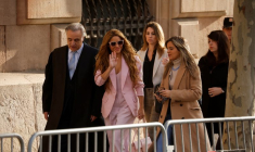 La chanteuse colombienne Shakira arrive avec son avocat Pau Molins au tribunal de Barcelone