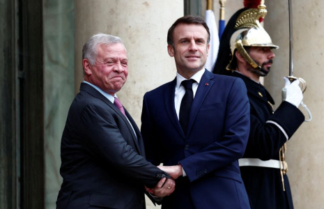 Le président français Emmanuel Macron accueille le roi Abdallah de Jordanie pour une réunion au palais de l'Élysée à Paris