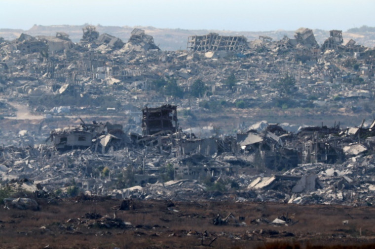 Une photo prise depuis une position à la frontière d'Israël avec la bande de Gaza le 23 juillet 2025 montre les destructions dans le territoire palestinien ( AFP / Jack GUEZ )
