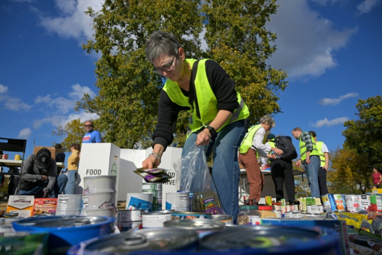 Des bénévoles de l'association People's Pantry Food récoltent des dons alimentaires sur l'esplanade du National Mall à Washington, le 30 octobre 2025 ( AFP / Oliver Contreras )