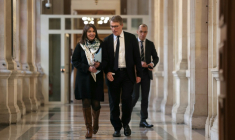 Anne Hidalgo (g), alors maire de Paris, et Patrick Bloche (c), alors maire adjoint, à l'hôtel de ville, le 9 février 2026 ( AFP / Thomas SAMSON )