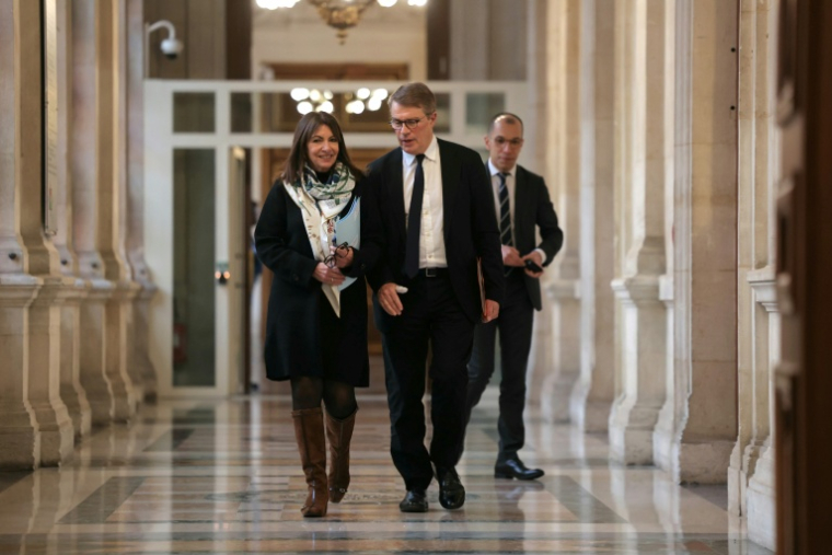 Anne Hidalgo (g), alors maire de Paris, et Patrick Bloche (c), alors maire adjoint, à l'hôtel de ville, le 9 février 2026 ( AFP / Thomas SAMSON )