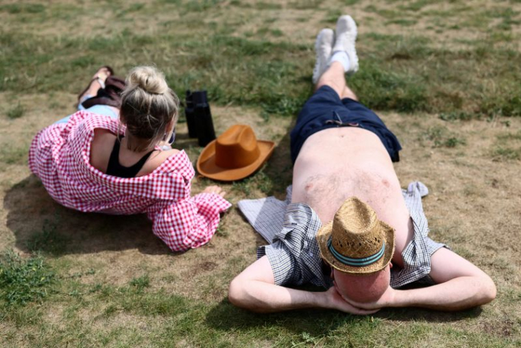 Des fans de musique country lors de la première journée du festival BST Hyde Park, alors qu'une alerte orange à la canicule reste en vigueur dans le sud-est de l'Angleterre.