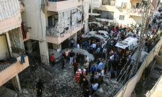 Des équipes de secours sur le site d'une frappe aérienne israélienne à Mieh Mieh, à l'est de Saïda, le 13 mars 2026 au Liban ( AFP / MAHHMOUD ZAYYAT )