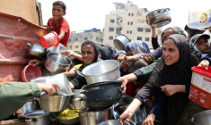 Des Palestiniens tentent de recevoir de la nourriture lors d'une distribution à Gaza le 13 août 2025 ( AFP / Omar AL-QATTAA )