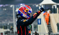 Le pilote de Formule 1 néerlandais Max Verstappen (Red Bull) après avoir réalisé la pole-position lors du Grand Prix d'Abou Dhabi, dernière épreuve de la saison, sur le circuit de Yas Marina le 6 décembre 2025. ( AFP / Andrej ISAKOVIC )