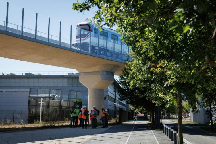 Un métro automatique de la ligne 18 à l'essai sur la ligne entre Massy-Palaiseau et Christ de Saclay, photographié le 4 septembre 2026 ( AFP / SIMON WOHLFAHRT )