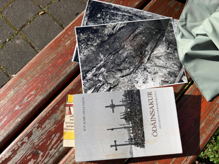 Des photos et le livre sur le poète Jonas Hallgrimsson écrit par Jon Karl Helgason, ancien enseignant et spécialiste de "l'affaire des ossements, le 28 août 2026 à Reykjavik, en Islande ( AFP / Jonathan KLEIN )