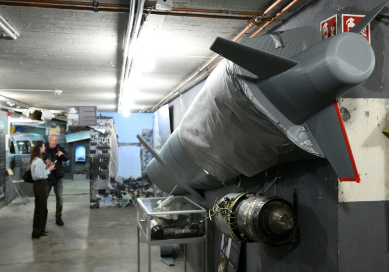 Des restes d'un missile de croisière russe KH-101 dans le musée dédié à la guerre en Ukraine, le 23 février 2026, à Berlin en Allemagne ( AFP / RALF HIRSCHBERGER )