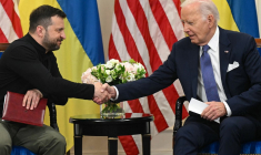 Volodymyr Zelensky et Joe Biden, à Paris, le 7 juin 2024 ( AFP / SAUL LOEB )