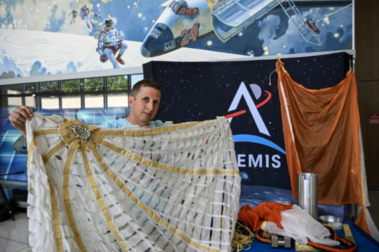 JJared Daum, ingénieur aérospatial de la Nasa, présente le système de parachutes du vaisseau spatial Orion le 9 avril 2026 au Centre spatial Johnson à Houston, au Texas ( AFP / RONALDO SCHEMIDT )