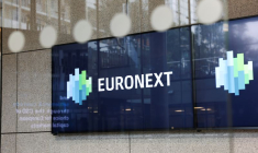 Le logo d'Euronext dans le quartier d'affaires de La Défense