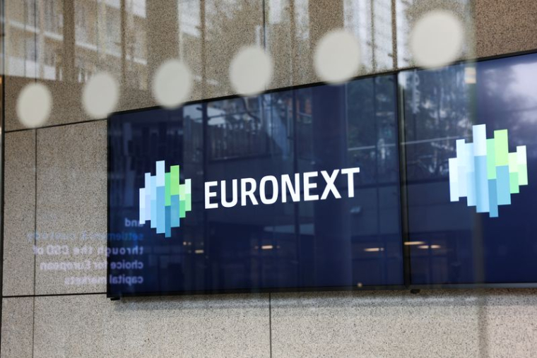 Le logo d'Euronext dans le quartier d'affaires de La Défense