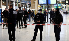 Des policiers sécurisant la Gare du Nord à Paris