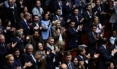 Marine Le Pen et les députés du groupes RN à Paris, le 30 octobre 2025. ( AFP / ANNE-CHRISTINE POUJOULAT )