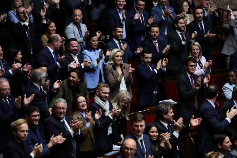 Marine Le Pen et les députés du groupes RN à Paris, le 30 octobre 2025. ( AFP / ANNE-CHRISTINE POUJOULAT )