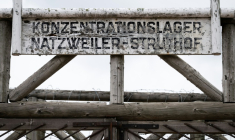 Un panneau annonçant le camp de concentration Natzweiler-Struthof à l'entrée du camp de Natzwiller, dans le Bas-Rhin, le 4 juin 2026 ( AFP / SEBASTIEN BOZON )