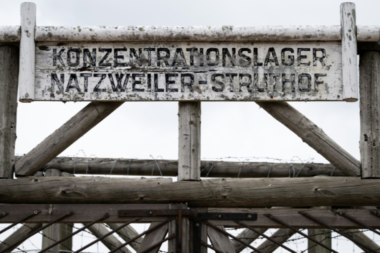 Un panneau annonçant le camp de concentration Natzweiler-Struthof à l'entrée du camp de Natzwiller, dans le Bas-Rhin, le 4 juin 2026 ( AFP / SEBASTIEN BOZON )