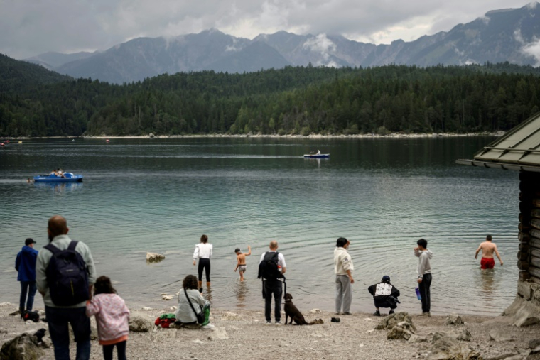 Des touristes sur une berge du lac Eibsee, près de Garmisch-Partenkirchen, dans le sud de l'Allemagne, le 22 août 2025 ( AFP / Philipp Guelland )
