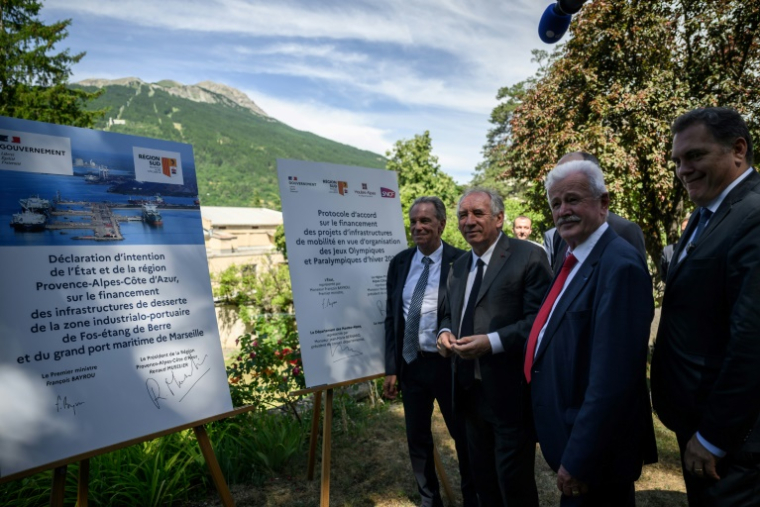 Le Premier ministre François Bayrou (c) et le ministre français chargé des Transports Philippe Tabarot (d) participent à la signature d'un protocole financier pour la mobilité à Briançon, le 27 juin 2025 dans les Hautes-Alpes ( AFP / JEFF PACHOUD )