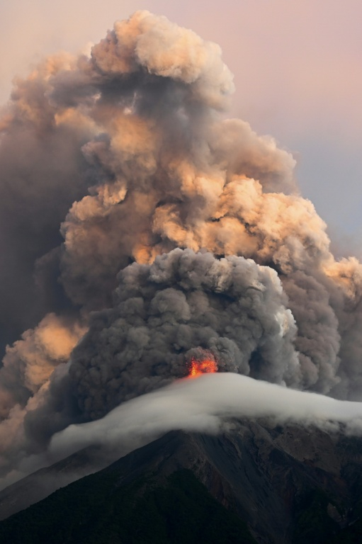 Euption du volcan de Fuego au Guatemala, le 4 août 2026   ( AFP / Johan ORDONEZ )