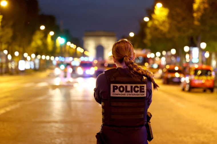 Un policier monte la garde sur l'avenue des Champs-Élysées