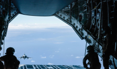 Un chasseur Rafale vole près d'un Airbus A400M au-dessus du détroit de la Sonde le 24 juillet 2024 lors de la mission française Pégase 2024 ( AFP / Yasuyoshi CHIBA )