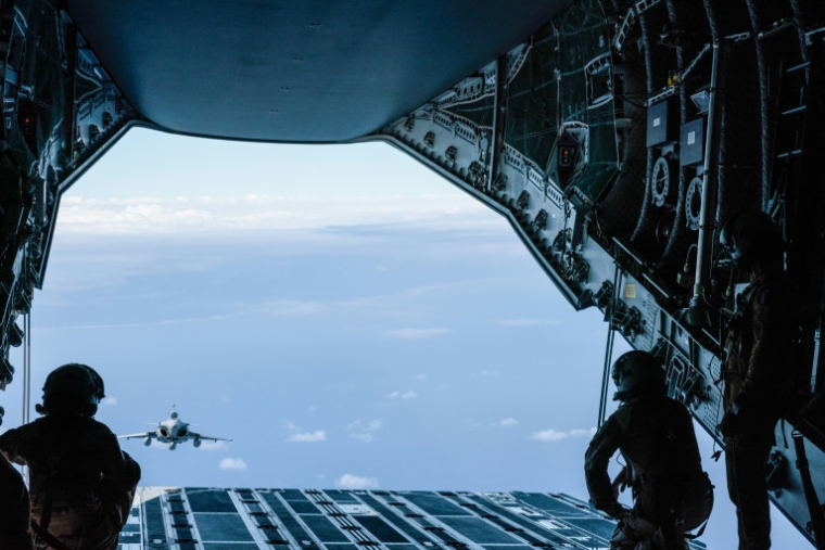 Un chasseur Rafale vole près d'un Airbus A400M au-dessus du détroit de la Sonde le 24 juillet 2024 lors de la mission française Pégase 2024 ( AFP / Yasuyoshi CHIBA )