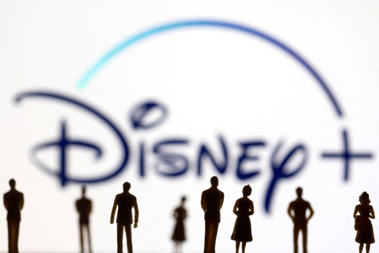 Illustration de figurines de jouets devant le logo Disney +