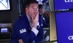 Un opérateur à la Bourse de New York le 20 février 2026 ( AFP / TIMOTHY A. CLARY )