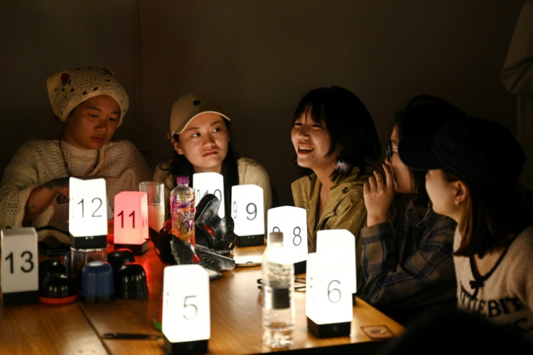 Soirée "jeux de société" dans une "maison de retraite pour jeunes" à Dali, dans la province du Yunnan, dans le sud-ouest de la Chine, le 2 avril 2025 ( AFP / GREG BAKER )
