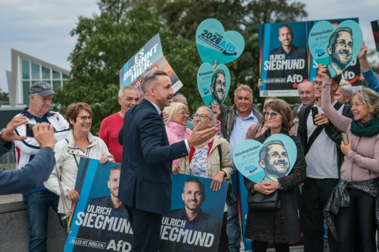Ulrich Siegmund, principal candidat du parti d’extrême droite Alternative pour l’Allemagne (AfD), salue ses partisans à son arrivée pour un débat sur la chaîne régionale MDR à Magdebourg, dans l’est de l’Allemagne, le 26 août 2026 ( AFP / Ronny HARTMANN )