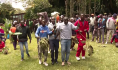 Des Kényans se rassemblent à Nairobi pour pleurer la mort du leader de l'opposition Odinga