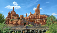 Big Thunder Mountain de Disneyland Paris: ses roches de couleur rouge due à la présence d'oxydes de fer et ses falaises abruptes sont directement inspirées des sites naturels emblématiques de l'Ouest américain. (crédit: Adobe Stock)