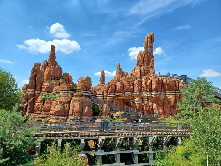 Big Thunder Mountain de Disneyland Paris: ses roches de couleur rouge due à la présence d'oxydes de fer et ses falaises abruptes sont directement inspirées des sites naturels emblématiques de l'Ouest américain. (crédit: Adobe Stock)