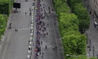 PSG: les supporters courent sur les Champs-Elysées pour assister à la parade