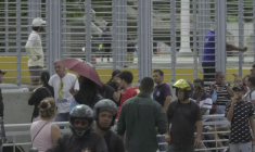 Venezuela: des personnes font la queue pour pouvoir entrer à La Guaira