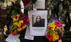Un portrait de Jason Arday au milieu des fleurs, lors d'un hommage au jeune professeur  décédé à Cambridge, dans l'est de l'Angleterre, le 18 août 2026 ( AFP / Chris RADBURN )