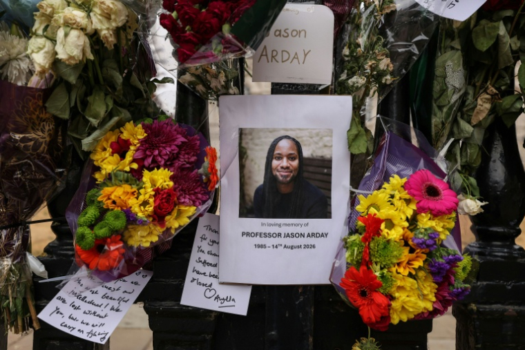 Un portrait de Jason Arday au milieu des fleurs, lors d'un hommage au jeune professeur  décédé à Cambridge, dans l'est de l'Angleterre, le 18 août 2026 ( AFP / Chris RADBURN )