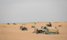 Des soldats mauritaniens montent la garde au poste de commandement de la force opérationnelle du G5 Sahel, le 22 novembre 2018, dans le sud-est de la Mauritanie, près de la frontière avec le Mali. ( AFP / THOMAS SAMSON )