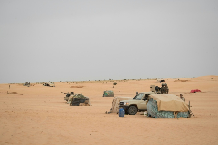 Des soldats mauritaniens montent la garde au poste de commandement de la force opérationnelle du G5 Sahel, le 22 novembre 2018, dans le sud-est de la Mauritanie, près de la frontière avec le Mali. ( AFP / THOMAS SAMSON )