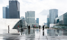 Si elle ne peut pas rivaliser avec l'abondante verdure de son voisin allemand et la qualité de son air, La Défense dispose d'un large réseau de transports en commun et de constructions récentes respectant les dernières normes environnementales. (Crédits photo : Unsplash - Dimitry Anikin )