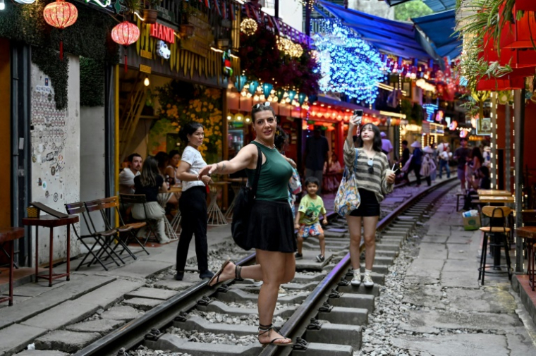 La célèbre et touristique "rue du train" à Hanoi, le 18 août 2025 ( AFP / Nhac NGUYEN )