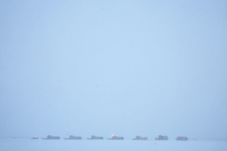 Des véhicules pour déneiger les pistes à l'aéroport Paris-Orly suite à une forte chute de neige, le 7 janvier 2026 ( AFP / Kiran RIDLEY )