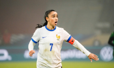 Au fait, il y a les Bleues qui jouent