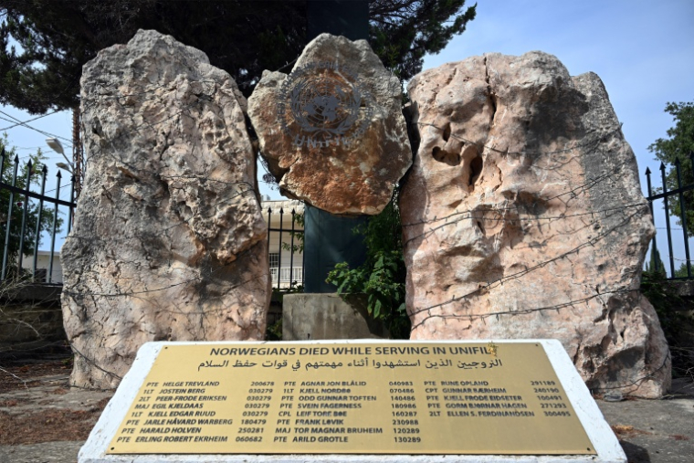 Une plaque en hommage aux membres norvégiens de la Force intérimaire des Nations unies au Liban (Finul) morts en service, à Ibl al-Saqi, près de la frontière du sud du Liban, le 13 octobre 2026 ( AFP / Joseph EID )