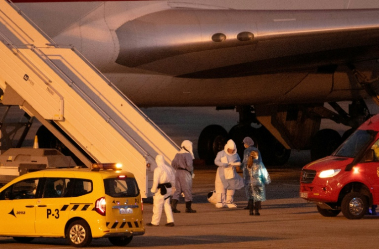 Des passagers embarquent à bord d'un avion à destination des États-Unis, évacués du bateau de croisière MV Hondius, touché par l'hantavirus, à l'aéroport de Sud-Reina Sofia, sur l'île de Tenerife, dans les îles Canaries espagnoles, le 10 mai 2026 ( AFP / Antonio Sempere )