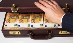 (Crédits photo : Adobe Stock - Homme ouvrant une mallette pleine de billets pour un paiement en espèces)