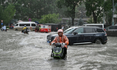 Une rue inondée à Pékin, le 7 juillet 2026 après des orages violents en Chine ( AFP / Adek BERRY )